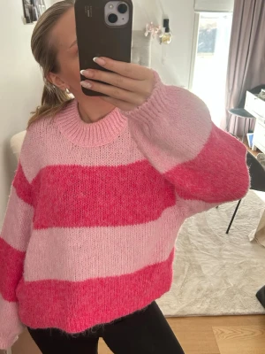 Rosa randig stickad tröja Gina Tricot - Mysig stickad tröja från Gina tricot i storlek S. Använd fåtal tillfällen🥰