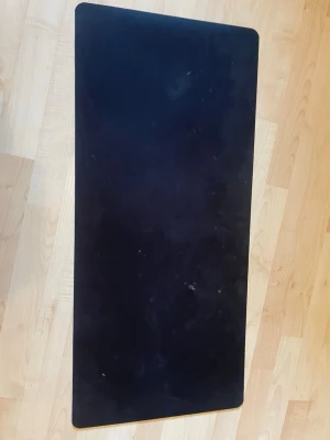 Svart yogamatta i gummi - En svart yogamatta med rektangulär form och rundade hörn. Mattan är tillverkad i gummi och passar perfekt för yoga, stretching eller hemmaträning. Enkel att rulla ihop och ta med till gymmet eller använda hemma.