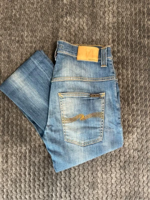 Nudie jeans  - Rikigt feta nudie jeans med svin snygg tvätt! Model: thin fin! Storlek w30 L32 finns en liten fläck på framsidan (se sista bild) hör av er om ni är intresserade eller har frågor☺️