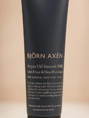 Björn Axén Argan Oil Smooth Milk - HELT NY OCH OANVÄND🌟En leave-in produkt med arganolja från Björn Axén som motverkar friss och skyddar mot värme. Passar normalt och fint hår. Vegansk och dermatologiskt testad. Säljer pga att jag råkade beställa 2 st. Skriv vid frågor!🥰