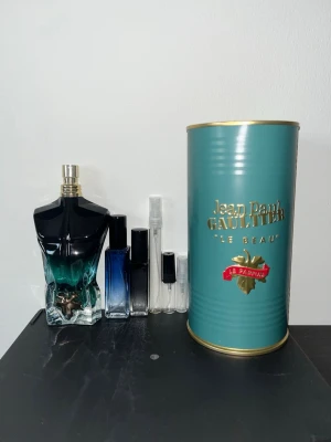 Jean Paul Gaultier le beau le Parfum—Sample, pris i beskrivning -  Pris:1ml:15kr 2ml:30kr 3ml:45kr 5ml:75kr 10ml:150kr 20ml:300kr. Jean paul Gaultier sample. Testa innan du köper hela flaskan. Perfekt doft för sommaren!! Skriv om köp!