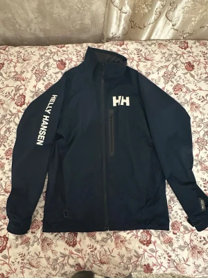 Helle Hansen vindjacka - Säljer den pga att den är för liten. Nypris runt 1200kr köpt hos XXL. Mycket bra skick
