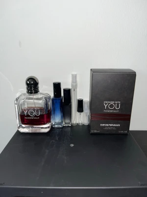 Stronger With You Powerfully—Sample,priser i beskrivningen - Pris:1ml:17kr 2ml:34kr 3ml:51kr 5ml:85kr 10ml:160kr 20ml:310kr. Stronger With You Powerfully—Sample. Prova doften innan du köper hela flaskan!! Stronger With You Powerfully är en söt,körsbärig och träig doft som är perfekt för vintern eller date nights!