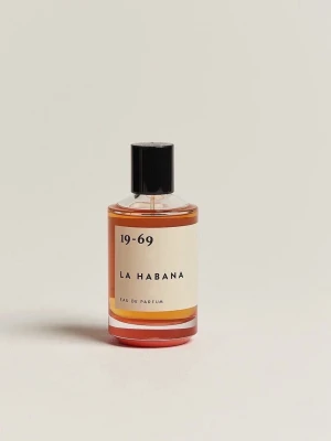 19-69 La Habana Eau de Parfum - Unisex parfym från 19-69 i modellen La Habana. Flaskan är cylindrisk med transparent glas och svart plastlock. Innehållet har en bärnstensfärgad ton och etiketten är stilren med svart text. Perfekt för dig som gillar unika dofter och snygg design.