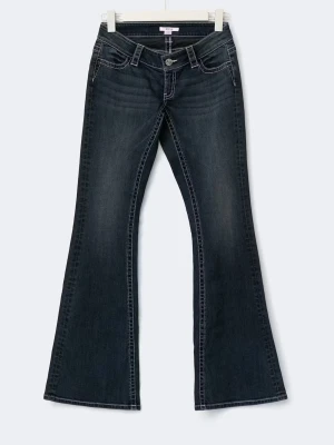 Mörkblå bootcut jeans med brodyr - Snygga mörkblå bootcut jeans med cool broderad bakficka och nitar. Jeansen har låg midja, kontrastsömmar och utsvängda ben. Perfekta för dig som gillar en retro vibe och vill sticka ut lite extra. Materialet är klassisk denim.