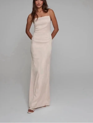 Rosa lång klänning med smala band - Superfin ljusrosa klänning, perfekt till balen. Jag köpte den här på Plick men den passade tyvärr inte mig. Inga defekter eller tecken på användning💞