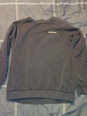Peak Performance  - Säljer en mörkblå sweatshirt från Peak Performance. Köpt för 649 kr på kids brandstore. Bara testad säljer pågrund av att den är för liten 