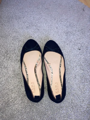 Mörkblåa ballerinaskor!!  - Mörkblåa ballerinaskor i storlek 37 från Zara med rosett fram. Något används men ännu i fint skick. Perfekta till sommarn!