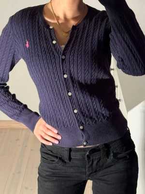 Ralph lauren kabel stickad kofta  - Fint kofta i använt skick. Storlek 16 (barnstorlek), men uppskattas passa xxs-s. Marinblå/lila färg.