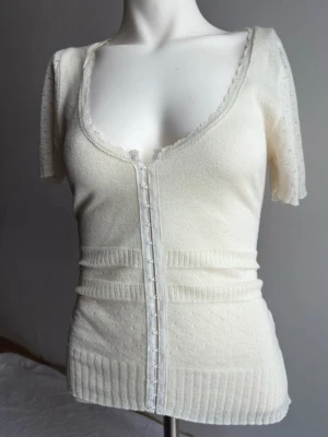 Söt cremefärgad top  - Fin t-shirt från H&M i strl M, skriv om du har frågor