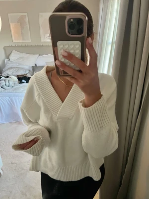 Stickad tröja  - Super fin creme vit stickad oversized tröja från indiska!😍 