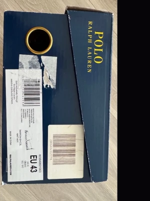 Mörkblå loafers från Polo Ralph Lauren - Stilrena mörkblå loafers från Polo Ralph Lauren med klassisk espadrille-sula i flätad jute och ovandel i tyg. Diskret broderad logga på sidan och enkel slip-on-modell. Perfekta för en avslappnad och trendig look. Se bilder för bedömning. Storlek 43 och pris kan diskuteras 