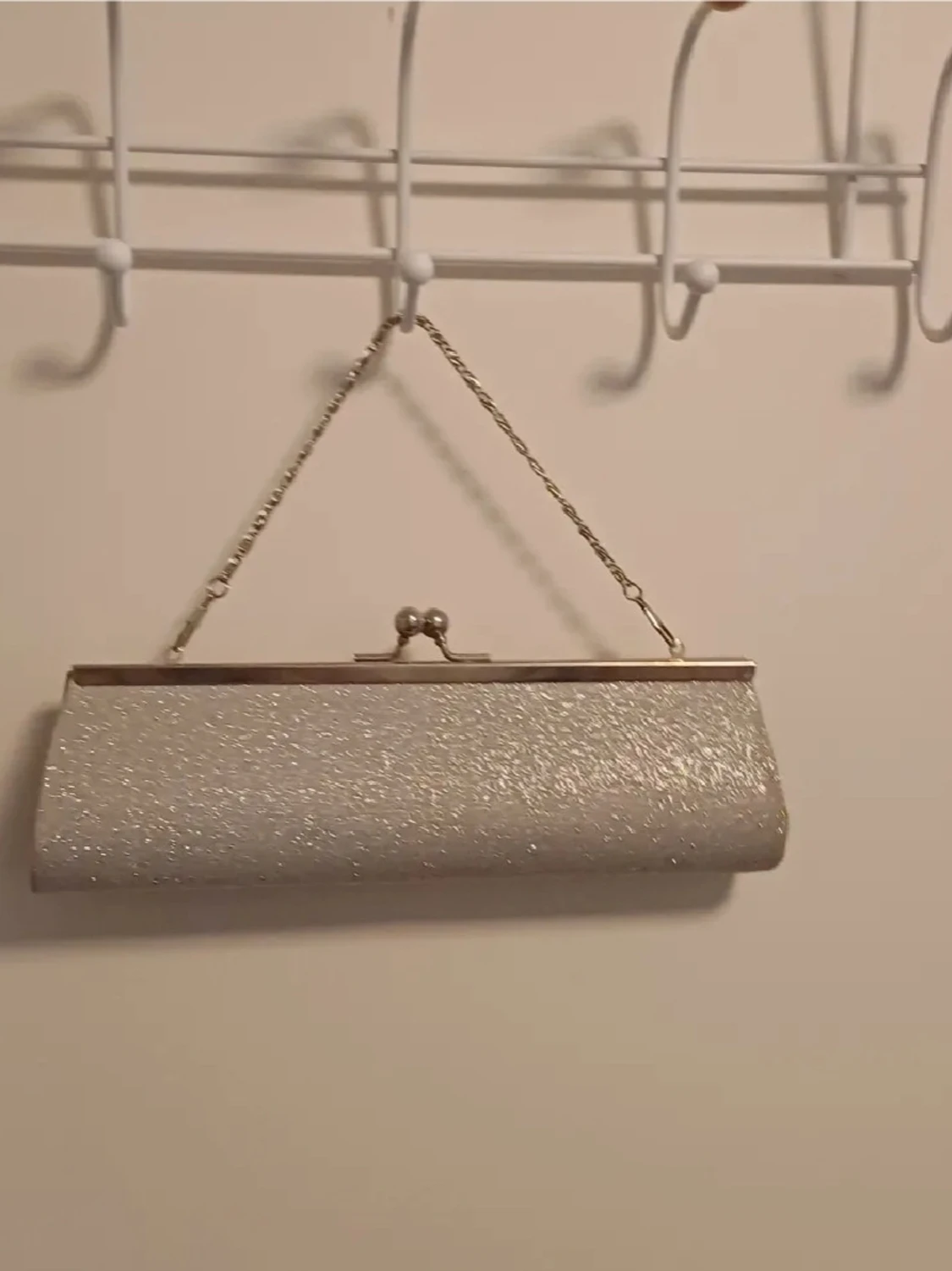 Glittrig silver kuvertväska