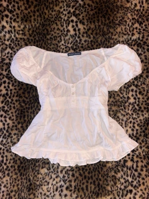 Brandy Melville topp - Jättsöt blus/topp från Brandy Melville, använd fåtal gånger :)