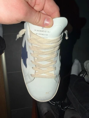 Vita Golden goose sneakers - Säljer nu mina golden goose, Dem är i bra skick men syns att dem är lite använda.