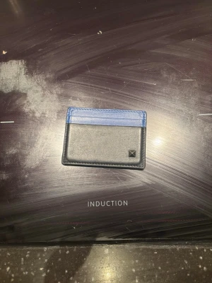 Valentino plånbok  - Tjena säljer nu denna Valentino plånbok/korthållare. Den är riktigt fett och såklart äkta. Den är i riktigt bra skick. Ny pris 1,2 mitt pris 600 men kan diskuteras vid snabbaffär!