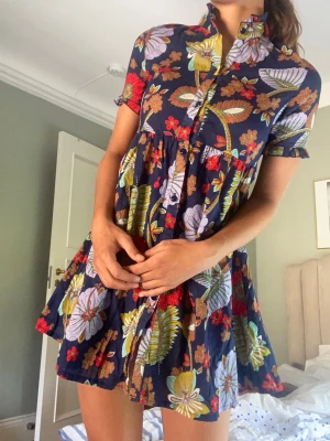 Mönstrad sommarklänning - Klänning i jättefint mönster, helt i nyskick! Barnstorlek så passar Xs:))❣️säljer billigt❣️