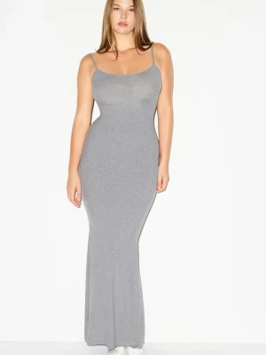 Skims grå klänning - Säljer denna fina grå klänning i storlek S från skims. Så skön i materialet och sitter väldigt snyggt och formar kroppen. Stretchig i materialet. Säljer då den inte kommit till så mycket användning men är perfekt till våren/sommaren eller kanske till hösten med en stickad tröja över. Nypris är runt tusenlappen. Tar bud. Kolla gärna in mina andra annonser så samfraktar jag! 😁