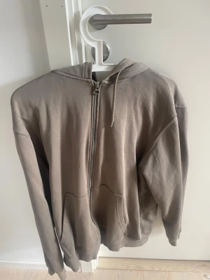 Weekday kofta - Säljer denna weekday koftan som ej kommer till använding helt ny! Storlek M 