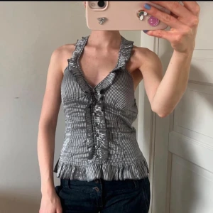 Vintage halterneck festtopp  - Så snygg och unik topp! V-ringad och halterneck med fina detaljer som volang och tunna tänder🙌🏼💘