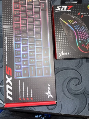 Deltaco Dext gaming-tangentbord & mus - Säljer ett  Dext MX5 upplyst mini-tangentbord och en SR7 ultralätt gamingmus. Tangentbordet har RGB-belysning och kompakt design, medan musen är svart med hålmönster och RGB-ljus. Perfekt för gaming och snygg setup. använt dom 2gånger sen köpte jag nya  billig o perfekt till en budget 