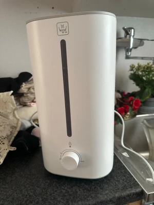 Vit luftfuktare 4L 25W HU24 - Snygg och kompakt vit luftfuktare med 4 liters kapacitet och 25W effekt. Utrustad med steglös kontroll för dimmängd och automatisk avstängning. Perfekt för att förbättra inomhusklimatet och enkel att placera i hemmet.