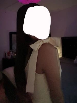 Ljusgul linnetopp  - Supersöt ljusgul linnetopp med breda axelband som knyts i stora rosetter på axlarna. Toppen har en figurnära passform och är perfekt för varma dagar. Materialet känns mjukt och lätt mot huden.