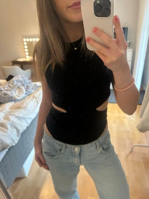 Svart body - Säljer denna jättesnygga slutsålda bodyn från amisu. Knappt använd 