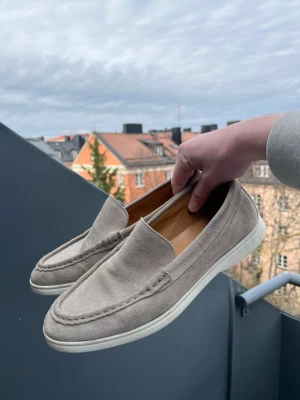 Loafers - Ljusgrå loafers, storlek 41 tts, använda förra året så används men mycket kvar att ge, de är missfärgade av indigofärg på kanterna av skon, nypris 1500, skriv vid frågor!