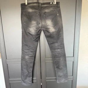 Dondup george jeans - Ok skick, en liten skreva vid skrevet, syns inte vid användning. Nypris ca 2500kr. Storlek W34 sitter som W33. Modellen är 185 cm, 80kg. Skriv för mer information!🤝
