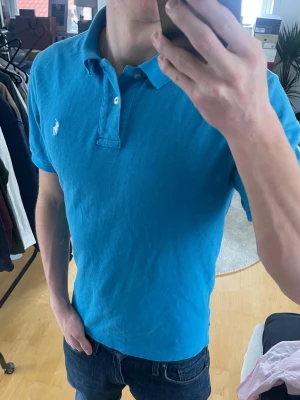 Vintage Ralph Lauren piké (Sällsynt) - Säljer nu denna sjukt snygga Ralph Lauren piké med en helt perfekt passform😊 Storlek  L (14-16 år) vilket passar S Nypris ca 1500 kr🙌 Skriv vid funderingar 🤝