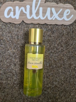 Victoria's Secret Bare Vanilla Sol mist - Fräsch body mist från Victoria's Secret i doften Bare Vanilla Sol. Flaskan är genomskinlig med guldfärgat lock och etikett. Innehållet är ljusgult och flaskan rymmer 250 ml. Perfekt för dig som gillar söta och varma vaniljtoner.helt ny och oanvänd