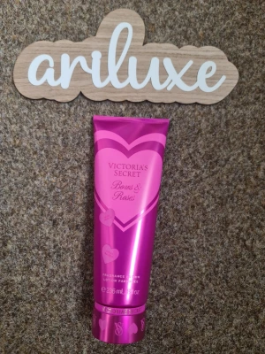 Victoria's Secret Bows & Roses lotion - Fräsch och feminin bodylotion från Victoria's Secret i doften Bows & Roses. Tuben är metallicrosa med hjärtdetaljer och rymmer 236 ml. Perfekt för dig som vill ha en väldoftande och återfuktande lotion i snygg förpackning. Helt ny och oanvänd 