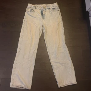 Ljusblå midwaist jeans från Pull&bear - Ljusblå midwaist jeans från Pull&bear. Storlek 40, i använt men bra skick!