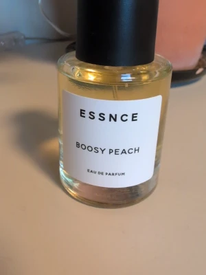 ESSNCE Boosy Peach parfym - Använd några få gånger bara. 50 ml. Fråga gärna om du undrar något! 
