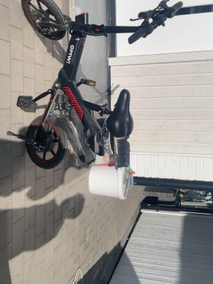 omw el cykel - Säljer en svart elcykel från Onni med röda detaljer och sportig ram. Cykeln har tjocka däck, hopfällbar konstruktion och bekväm sadel. Perfekt för snabba turer i stan och enkel att ta med tack vare den smidiga designen.