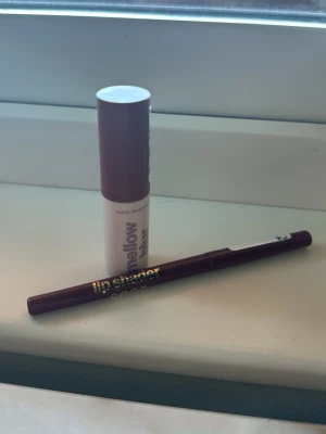 Max Factor Mellow Mauve läppstift - Säljer ett Max Factor läppstift i färgen 050 brushed berry med matchande läpp penna i färgen 050 berry frame. Testad färgen på handen en gång . Läppstiftet 3,5g . Läpp penna 0,35g. Blandning av lila och rosa färg 