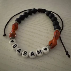 Makramé armband - Babam-  ( valfri text ) - Personlig Armband Handgjord av oss Går att designa ett eget där man själv bestämmer hur armbandet ska se ut eller om man istället vill ändra lite grann på hur armbandet ska se ut . Nytt armband görs vid varje köp!