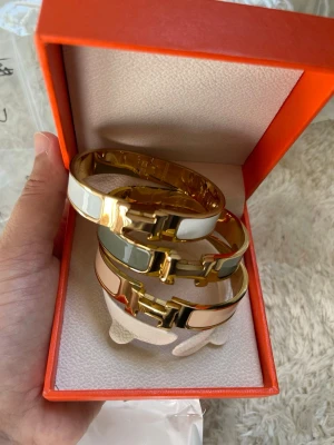 Guldpläterad i rostfritt stål 16 cm pros per styck - . Armbanden har olika texturer färg med 530kr bara armband, med box 650kr