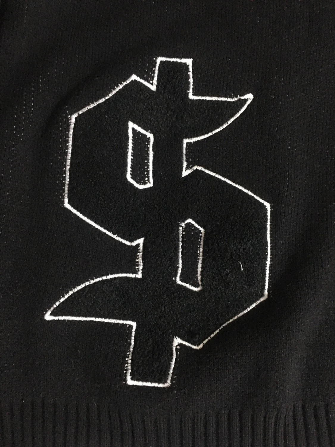 Svart stickad tröja med tryck - 2