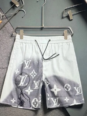 vita shorts med logga - Säljer ett par vita shorts med svart snörning i midjan. Shortsen har ett stort märke  i grått och vitt över hela framsidan och är tillverkade i ett lätt bomullsmaterial. Perfekta för dig som vill sticka ut med exklusiv streetwear.