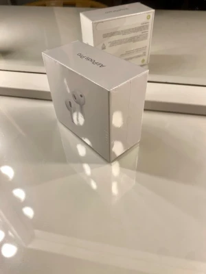 Apple AirPods Pro 3 - Säljer ett par vita Apple AirPods Pro med laddningsetui och extra silikontoppar. De är trådlösa in-ear-hörlurar med stilren design och levereras i originalförpackning. Perfekta för musik, samtal och träning tack vare aktiv brusreducering och bekväm passform.