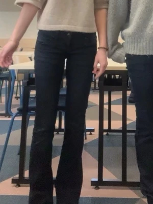 Ltb jeans - Lågmidjade mörkblåa jeans från Ltb. Storlek 24 i midjan men är också stretchiga. De sitter väldigt snyggt och skönt. Pris går att diskutera 