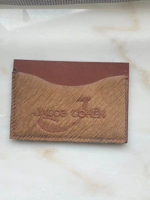 Intressekoll jacob cohën korthållare - Intressekoll på denna cohën korthållare | buda | väldigt rare | tror inte det ligger ute nån annan liknande på plick atm | super fint skick | sjukt levande häst 🐎 