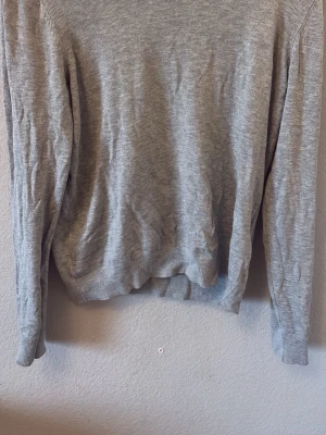 Ljusgrå tröja från lager 157 - En enkel och stilren ljusgrå tröja från 157 med rund halsringning och långa ärmar. Tröjan har ribbade muddar vid ärmslut och nederkant, vilket ger en klassisk look. Perfekt att matcha med jeans eller kjol för en clean outfit. För mer frågor är det bara att dma💞