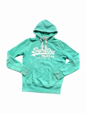 Superdry vintage hoodie - Tja! Säljer en sjukt snygg vintage Superdry Hoodie. Otroligt skön och bra kvalité. Otroligt bra skick men med en liten defekt på ena armen. Hör av dig vid minsta fundering!