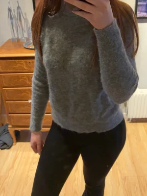 Grå stickad tröja  - Mysig grå stickad tröja med rund hals 