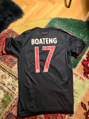 Bayern München tredjetröja 2015/2016 - Bayern München tredjetröja 2015/2016 med BOATENG på ryggen 