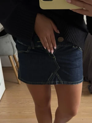 Mörkblå jeanskjol från Only - Sjukt snygg och eftertraktad lågmidjad jeanskjol från Only. Perfekt till sommaren och sitter jätte skönt, dock är den för liten nu och därför säljer jag. Skriv för mått!! 