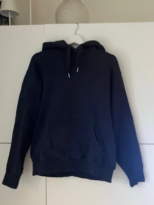 Mörkblå hoodie - Mörkblå hoodie som passar någon som är 180. Säljer pga att den är för liten. Hör av er vid intresse kan gå ner i pris vid snabb affär. 
